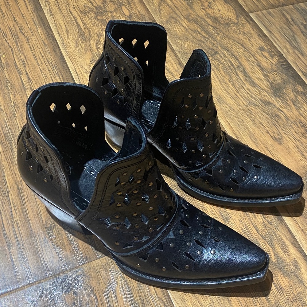 Size 7.5 Ariat Women's Dixon Cowboy Booties in Black Studded Cutouts (ABBA)